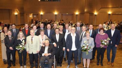 Bild: fppp
Die Jubilare mit Seniorchef Walter Bach (vorne), Dagmar Zauner (links), Betriebsratsvorsitzendem Florian Gelius (rechts) und den Geschäftsführern Christian Schiener, Marcus Bach und Maximilian Freiherr von Waldenfels.