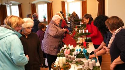 Bild: fvo
Das Frauenbundcafe ist gut besucht. Insgesamt 35 fertige Adventkränze gehen dabei über die "Ladentheke".