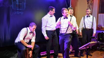 Bild: fdl
Beim Bertomijo-Konzert im Ehenfelder Pfarrsaal heizen die Sänger ihrem Publikum musikalisch ein.