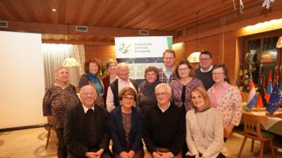 Bild: fvo
Die beiden Vorsitzenden des Landvolk-Kreisverbandes Neustadt/WN kommen aus der Marktgemeinde Waldthurn. Zur neuen Vorsitzenden wählten die Mitglieder bei der Kreisversammlung in Ilsenbach Maria Pleyer (sitzend, Zweite von links) aus Waldthurn. Manfred Kellner (sitzend, Zweiter von rechts) ist seit 2002 Kreisvorsitzender und wurde für weitere vier Jahre gewählt.