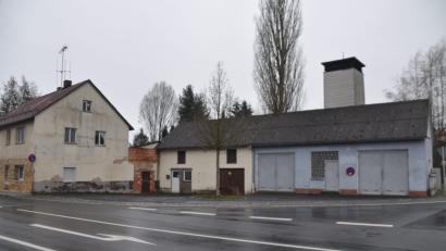 Bild: ak
Das alte Bader-Haus (links) samt Nebengebäude kommt weg, die Fläche wird neu angelegt. Ebenso lässt die Gemeinde das alte Feuerwehrgerätehaus (rechts) für 400 000 Euro sanieren.