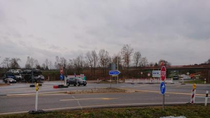 Bild: Hösamer
Noch gilt die Umleitung an der Brücke der Schwandorfer Nordumgehung (Bundesstraße 85) über die Kreisstraße 22 bei Fronberg. Bis Mitte Dezember sollen alle Umfahrungen aufgehoben werden.