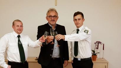 Bild: tok
Sie stoßen auf die Schirmherrschaft an: Benjamin Bonczyk, Bürgermeister Rudolf Schopper, Tobias Zenger (von links).