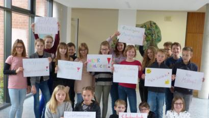 Bild: exb
Bei der Demonstration der Sechstklässler dürfen Plakate mit den wichtigsten Forderungen nicht fehlen.