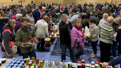 Bild: mez
Pünktlich um 17 Uhr öffnet der KAB-Ortsverband am Samstag seine Pforten zum Advents- und Weihnachtsbasar. Im Nu ist die Mehrzweckhalle gefüllt. Viele fleißige Hände sorgen für einen reibungslosen Ablauf, um Hunderte an Besucher zu bedienen.