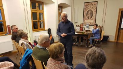 Bild: hir
Hans Paulus vom Heimatkundlichen und Historischen Arbeitskreis "Der Stadtturm" stand den interessierten Besuchern Rede und Antwort zu den Fragen rund um die Krippe des Franziskanerkloster aus dem 18. Jahrhundert.