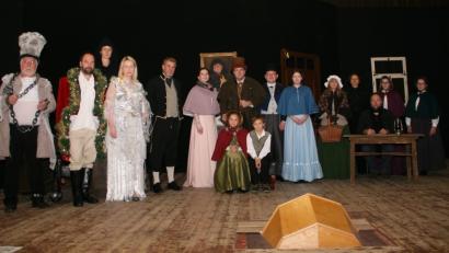 Bild: wro
Bühnenbild und Kostüme sind fertig, die Texte sitzen. Unter der Regie von Jürgen Bauer (Fünfter von links) bereitet sich das Amateuertheater Marktredwitz-Dörflas auf sein Weihnachtsstück vor.