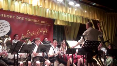 Bild: rdh
Unter der Leitung von Dirigent Alexander Franz lieferte die Blaskapelle am Wochenende in der Mehrzweckhalle wieder eine hervorragende Leistung ab.