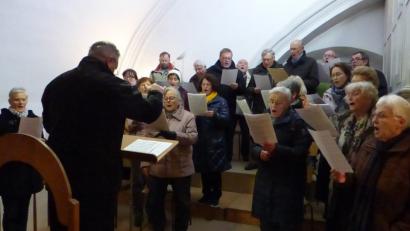 Bild: mng
Orgel oder Geige – das sind die Attribute der heiligen Cäcilia von Rom, der Patronin der Kirchenmusik. Und ihr zu Ehren gestalteten acht Pressather Musikgruppierungen, darunter auch der Männergesangsverein und Frauenchor unter der Leitung von Heribert Ficker, die Feier vor rund 300 Gottesdienstbesuchern in der Pfarrkirche Sankt Georg.