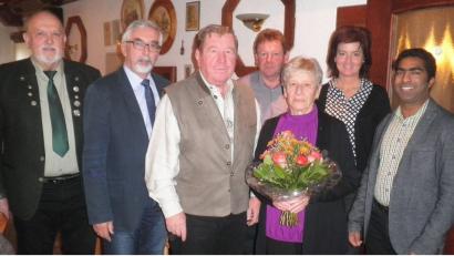 Bild: mab
Glückwünsche sprachen Pfarrvikar Joseph Kokkoth (rechts) und Bürgermeister Manfred Rodde (Zweiter von links) sowie Schützenmeister Edi Biersack ( links) der Jubilarin (Dritte von rechts) aus. Mit im Bild Gatte Franz, und Sohn Jürgen mit Ehefrau Helga.