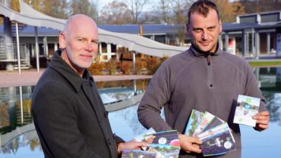 Bild: bkr
Geschäftsleiter Robert Kratzenberg (links) und Bademeister Kai Wolf (rechts) stellen das neue Angebot der Naturerlebnisbad GmbH vor.