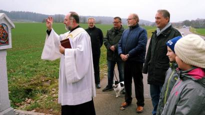 Bild: gf
Diakon Peter Bublitz (von links) segnet vor den Augen des heutigen Neidl-Bauern Stefan Ehbauer, Bürgermeister Hermann Böhm, Erich Graf, Manfred Schwab und Heimatpfleger Rainer Hoffmann das Marterl.