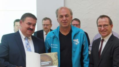 Bild: soj
Im Auftrag des Deutschen Fußballbundes übereichten BLSV-Präsident Jörg Amon (rechts) und Kreisvorsitzender Albert Kellner (rechts) beim Tag des Ehrenamts in Pielenhofen den DFB Sonderpreis mit Uhr an den Vorsitzenden der DJK, Robert Söllner senior.