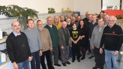 Bild: prh
Die besten Züchter werden am Ende der 26. Kreisschau der Kleintier- und Geflügelzüchtervereine im Verband Neustadt/WN ausgezeichnet. Die Ausstellung organisieren Ausstellungsleiter Josef Striegl (links) und Vorsitzender Rainer Bauer (Dritter von links) sowie deren Helfer.