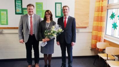 Bild: hmp
Bürgermeister Stefan Braun (links) und Schulrat Gerald Haas überreichen der neuen Schulleiterin Ulrike Hampel-Sperlich Blumen.
