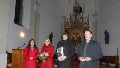 Bild: fm
Dank für den Abend mit (von links) Gerda Stollner (Vorsitzende Förderverein), Katharina Flierl, Markus Ritzel und Pfarrer Andreas Utzat.
