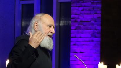 Bild: hou
Mit Sehnsucht die Ankunft des Erlösers erwarten und dabei sich selbst auf den Prüfstand stellen: Pater Anselm Grün zeigt Wege im Advent auf und er vermittelt völlig neue Gedanken im Vorfeld des Weihnachtsfestes.