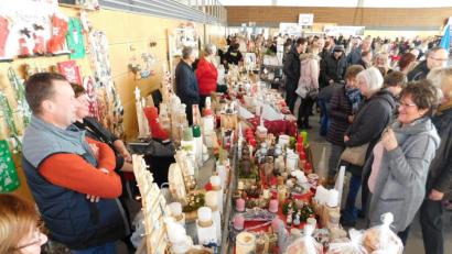 Bild: hai
Dekoratives für Weihnachten bietet auch die Kinderkrebshilfe an.