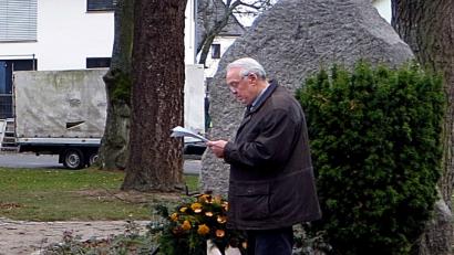 Bild: R. Kreuzer
Die Siedlergemeinschaft Moosfurt legt am Totensonntag am Mahnmal in der Siedleranlage einen Kranz nieder. Helmut Ruhland spricht zu den Anwesenden.