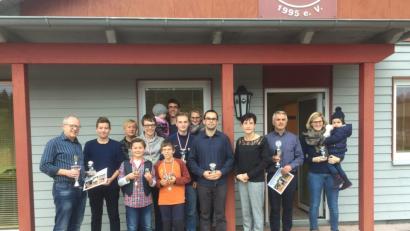 Bild: bey
Pokale und Urkunden gab es zum Ende der Freiluftsaison für die erfolgreichen Tennisspieler der Tennisgemeinschaft Parkstein.