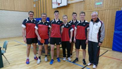 Bild: exb
Michael Eckl, Michael Hösl, Nico und Albin Troglauer, Johannes und Christoph Schneider und Coach Hans Steger (von links) knöpften dem Tabellenführer beinahe Punkte ab.