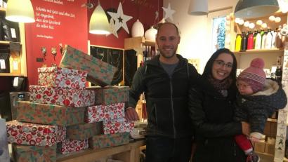 Bild: adj
Jens Simon und Verena Kastner mit Tochter vom Haisl-Verein freuen sich, Kinder zu Weihnachten eine Freude machen zu können.