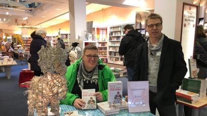 Bild: Kunz
Reinhard Stummreiter hat viel Spaß beim Signieren seines Buches.