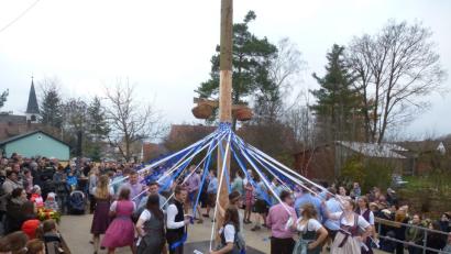 Bild: bk
Sie tragen wesentlich zum Erfolg der Kirwa bei: Die 18 Kirwapaare erhalten für den Bandltanz Sonderapplaus.