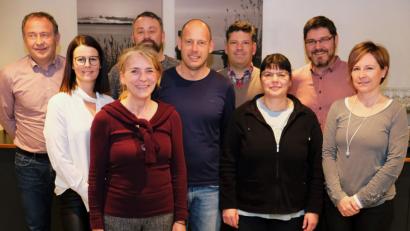 Bild: do
Nach dem Verlust der Spielstätte im alten Pfarrheim ist der Theaterverein auf der Suche nach einem neuen Domizil. Derweil ist der Vorstand aber guten Mutes. Neu in der Führungsriege ist zweite Schatzmeisterin Steffi Schuller (Zweite von links).