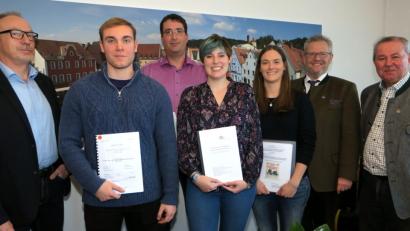 Bild: Hirsch
Archivar Josef Fischer (links), Pressesprecher Lothar Mulzer und OB Andreas Feller (von rechts) prämierten die Arbeiten der Autoren Alexander Rebl, Gerd Winterberger, Doris Ebenschwanger und Jana Fischer (von links) mit Geldpreisen.