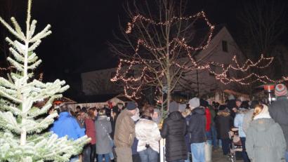 Bild: du
Weihnachtliche Dekoration und viele Lichter sorgen bei der vierten Schirmitzer Dorfweihnacht für besinnliche Gefühle der Besucher.