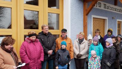 Bild: tr
Matzersreuth ist diesmal der Treffpunkt für den Stadtteilspaziergang mit Quartiersmanagerin Cornelia Stahl. Herbert Konrad (Vierter von links) fungiert dabei als Gästeführer und weiß viel über seinen Wohnort zu berichten.