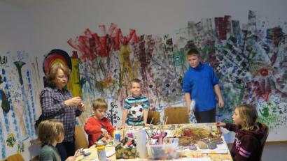 Bild: jzk
Jutta Noack (links) gibt den Kindern nur einen Denkanstoß das kreative Gestalten. Was sie schließlich aus den Steinen kreieren, bleibt ihnen ganz selbst überlassen.