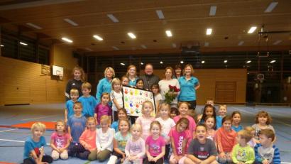 Bild: bk
Nach jahrzentelangem Einsatz für den Tanz veranschiedet sich Heike Weber (Dritte von rechts).