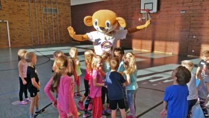 Bild: hä
Die Vorsitzenden des TC Tirschenreuth sorgten zusammen mit Talentino-Tennis-Scout Uwe Dressel für eine ungewöhnliche Unterrichtsstunde in der Marien-Grundschule.