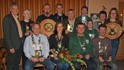 Bild: sön
Die besten Schützen auf einem Bild: Beim Königsschießen von Gut Ziel Vilshofen wurde Bernhard Zechmeier Pistolenkönig, Petra Schötz Schützenliesl, Peter Tschamler errang die Königswürde und Marcel Appel Jugendkönig (sitzend von links). Anita Appel (stehend rechts) errang die Jugend-Ehrenscheibe, Andreas Schötz (stehend Dritter von links) die Ehrenscheibe der Schützenklasse. Schützenmeister Josef Spies (stehend Fünfter von links) und der stellvertretende Bürgermeister Josef Weinfurtner (stehend links) gratulieren.