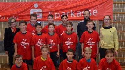 Bild: dob
Die Tischtennisspieler der Lobkowitz-Realschule erhalten von der Sparkasse einheitliche Sieger--T-Shirts. Filialdierktorin Monika Höllerer (links) übergab die Geschenke. Kreisobfrau Nikola Wolfrath (rechts) übernahm die Organisation dieses Kreisturniers.