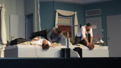 Bild: ubb
Afu den Hotelbetten wird gewürgt und gemordet, dass es eine wahre "Freude" ist.