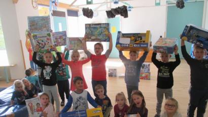 Bild: hai
Die Mädchen und Buben der Kindertagesstätte am Birkenweg wissen, wie sie die Winterabende verbringen werden. Mit den gewonnenen Spielen der Kita-Spielothek.