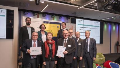 Bild: exb/©fabianvogl.com
Stellvertretende Schulleiterin und MINT-Beauftragte Christine Güntner (unten, Zweite von links) und Schulleiter Georg Hecht (Mitte) nehmen die Auszeichnung für das Stiftland-Gymnasium entgegen. Roger Wolf von der Christiani AG, Koordinatorin Judith Herrmann von der Aktion „MINT Zukunft schaffen!“ in Bayern, Alexander v. Gernler von der Gesellschaft für Informatik (obere Reihe, von links), Thomas Sattelberger von „MINT Zukunft schaffen!“, Wieland Holfelder von Google Germany, Christof Prechtl vom Arbeitgeberverband und Herbert Püls vom Kultusministerium (untere Reihe, von links) gratulieren dazu.