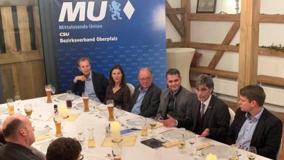 Bild: mez
Rund zwanzig Gäste diskutieren mit dem Hauptgeschäftsführer der Handwerkskammer Oberfranken Thomas Koller (Zweiter von rechts) beim traditionellen Karpfenessen in den Hollerhöfen. Themen waren der immer stärker werdende Fachkräftemangel, die praktische Umsetzung der Digitaliserung, sowie die ausufernde Bürokratie.