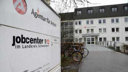 Bild: Hartl
Das Jobcenter im Landkreis Schwandorf kann Miet- und Heizkostenzuschüsse für Bedürftige besser zueinander in Beziehung setzen, da jetzt neue Richtlinien gelten. Über sie hat der Kreisausschuss entschieden.
