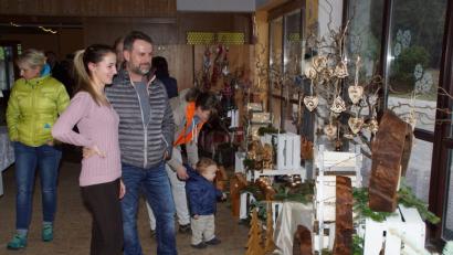 Bild: mmj
Von Weihnachtsdeko bis Zierde für Haus und Garten gab es beim Adventsmarkt der Sozialtherapeutischen Einrichtung im Haus Drechselberg.