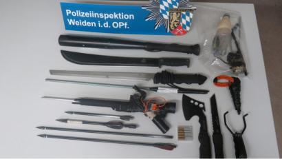 Bild: Polizei
Allerlei Waffen und gefährliche Gegenstände lagen in der Wohnung eines Weideners rum. Die Polizei stellte sie sicher.