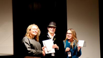 Bild: Johannes Anema
RSGI-Präsident Stefan Rimek und Autorin Lisa Weichart (rechts) vom Schriftstellerverband überreichen der Siegerin Carolin König die Auszeichnung.