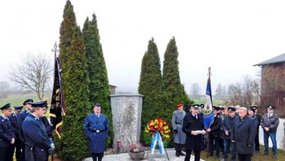 Bild: hai
Bürgermeister Manfred Porsch und Bernhard Kopp, Vorsitzender der Kriegerkameradschaft, (vorne von rechts) rufen bei der Gedenkfeier nicht nur vergangenes Leid, sondern auch das gegenwärtige Schicksal von Millionen von Flüchtlingen auf der ganzen Welt in Erinnerung.