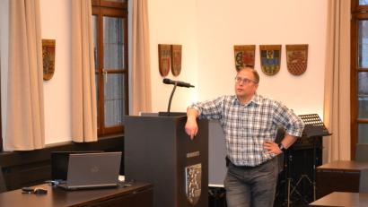 Bild: rti
Peter Süß ist der neue Informationssicherheitsbeauftragte der 26 Kommunen des Landkreises Tirschenreuth. In der Kreisversammlung des Gemeindetags informiert er über sein Arbeitsgebiet.