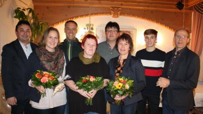 Bild: lg
Schulleiter Ludwig Pfeiffer (rechts) und Schülersprecher Roman Fischer dankten zusammen mit dem Vorsitzenden Hans Steinsdorfer (links) den ausgeschiedenen Elternbeiräten für ihren Einsatz in den zurückliegenden Jahren: