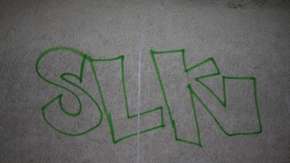 Bild: Polizei Weiden
Mit "SLK" kennzeichnete ein Sprayer seine "Kunstwerke". Wo finden sich noch weitere "SLK"-Schriftzüge im Stadtgebiet? Die Polizei Weiden bittet die Bevölkerung um Hinweise.