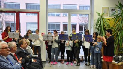 Bild: ak
Die Flötengruppe des Sonderpädagogischen Förderzentrums eröffnet die 25-Jahr-Feier des Fördervereins.